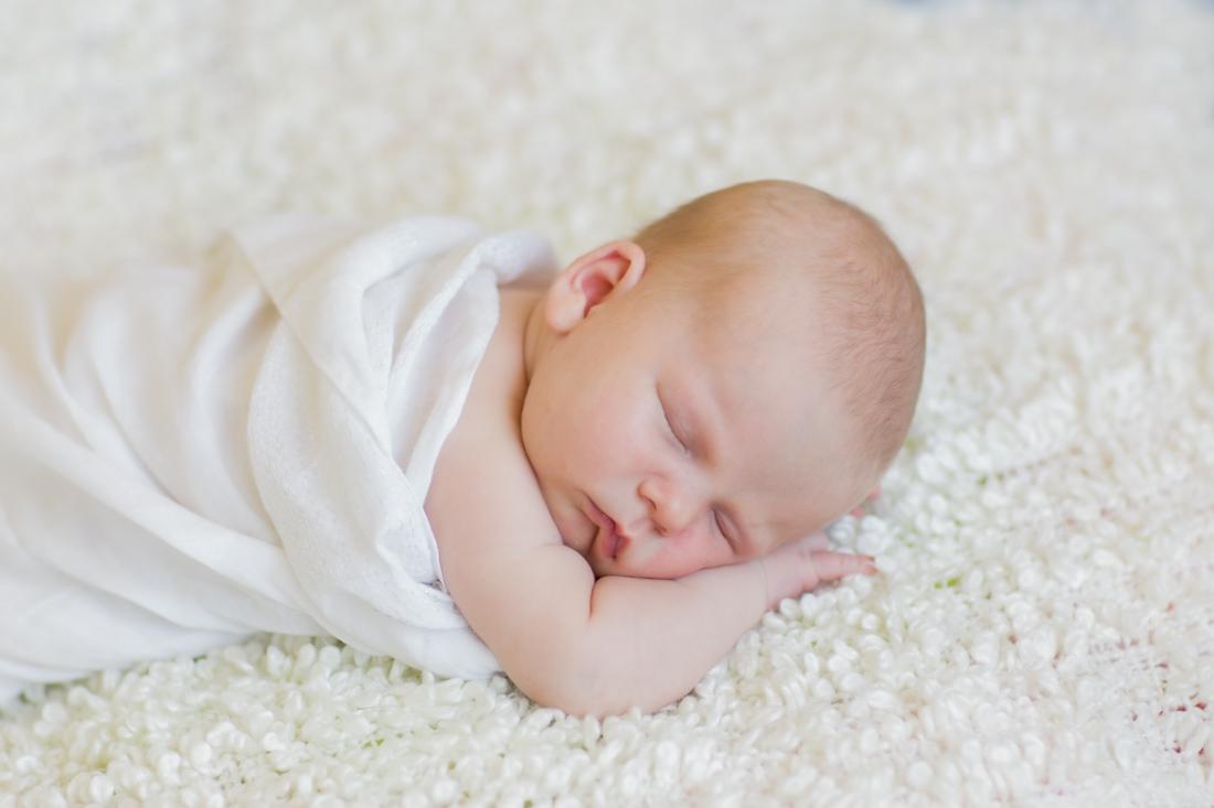 karin-haupt-fotograf-donauwoerth-harburg-neugeborenen-shooting-leonie-1