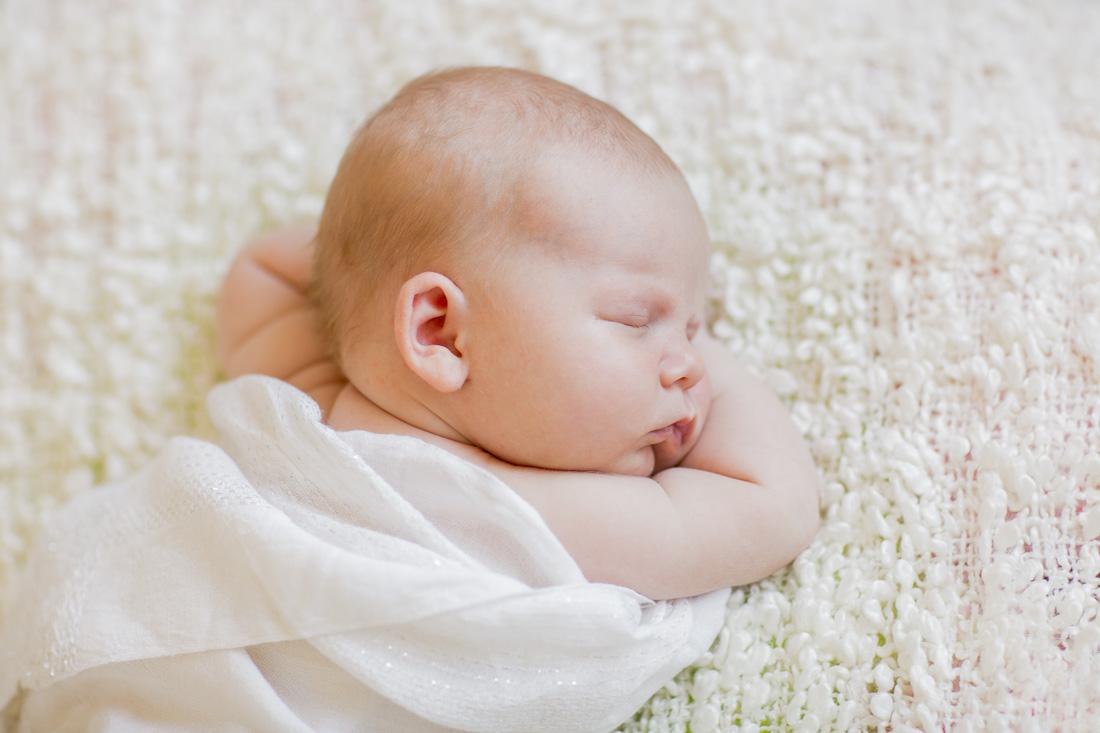 karin-haupt-fotograf-donauwoerth-harburg-neugeborenen-shooting-leonie-2