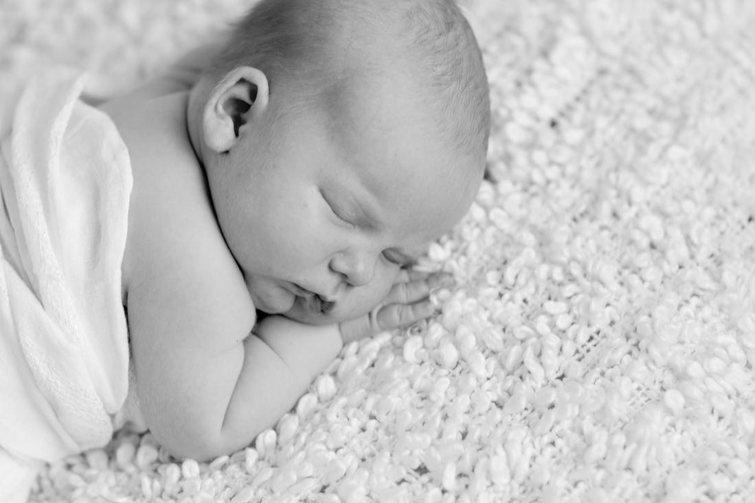 karin-haupt-fotograf-donauwoerth-harburg-neugeborenen-shooting-leonie-3